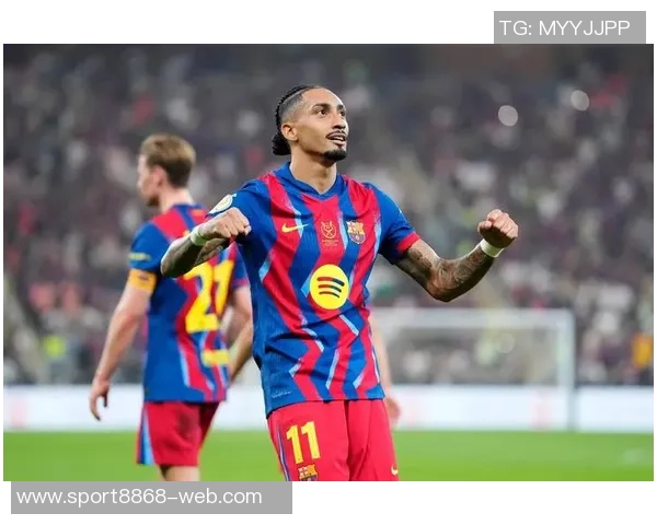 拉菲尼亚赛后感动跪地与弗里克深情相拥庆祝夺冠荣耀 拉菲尼亚赛后感动跪地与弗里克深情相拥庆祝夺冠荣耀